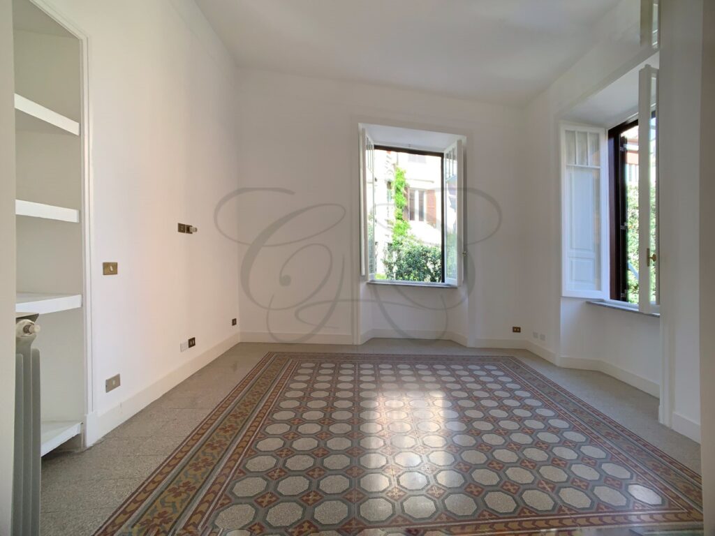 Spaziosa camera da letto con parquet in appartamento di lusso affittato da Class & Country Homes a Roma Pinciano.