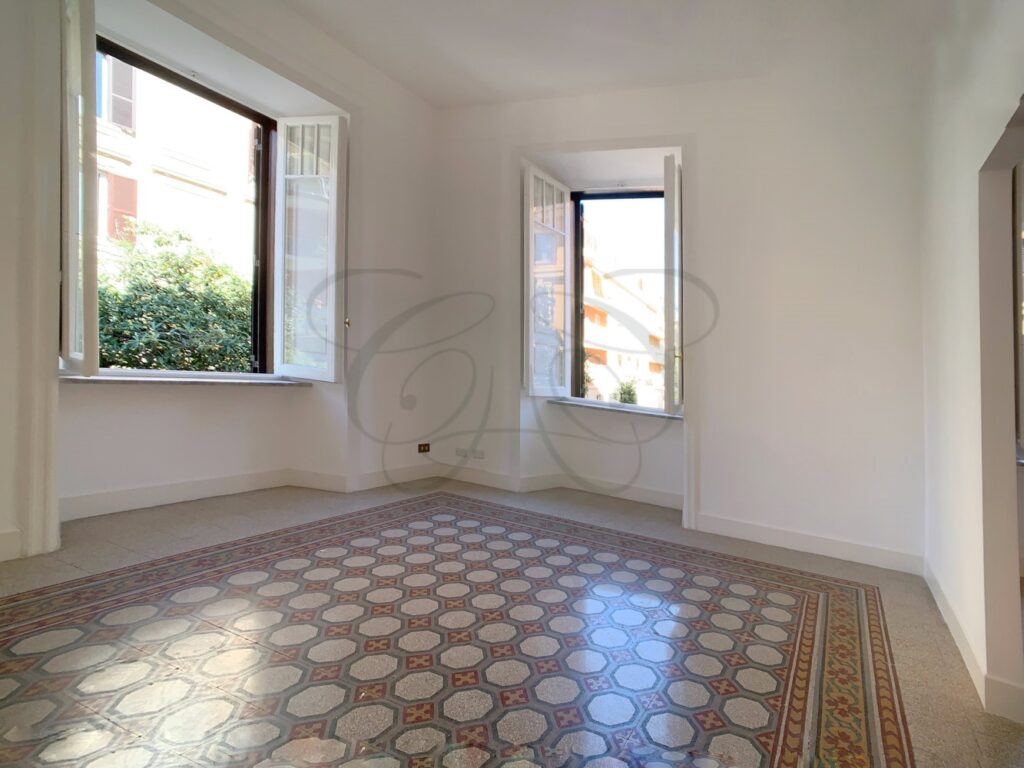 Camera da letto luminosa in appartamento di 175 mq affittato da Class & Country Homes a Roma.