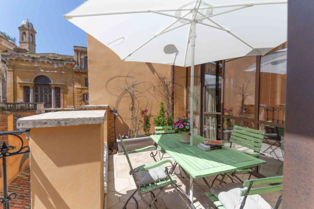 Terrazza arredata con vista monumentale in attico di lusso affittato da Class & Country Homes a Roma.