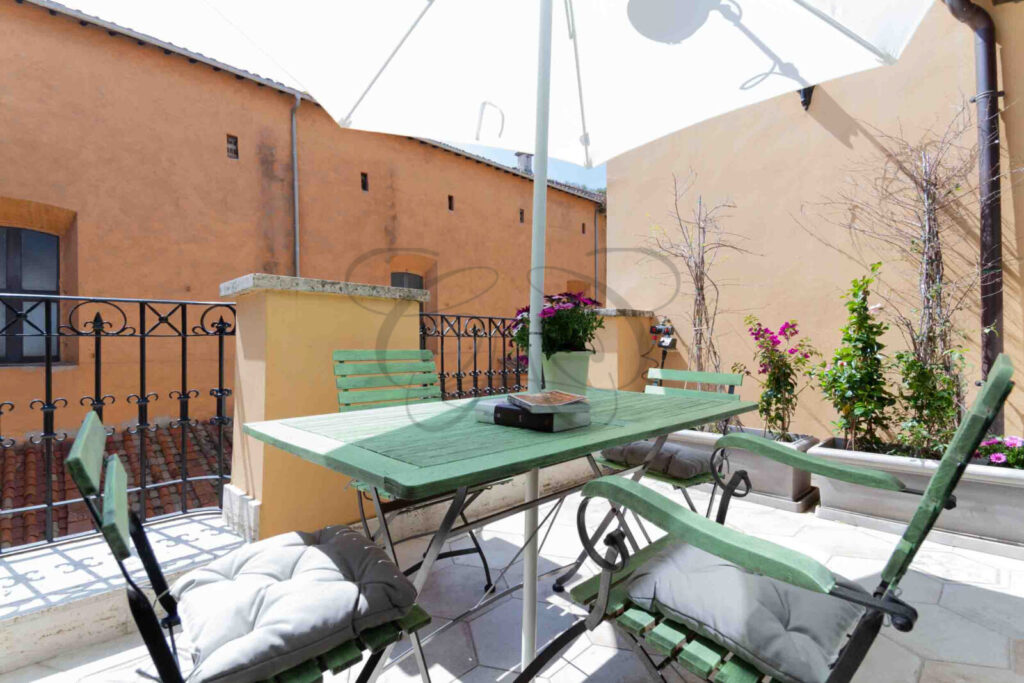 Vista sui tetti di Roma dalla terrazza di un attico affittato da Class & Country Homes vicino Piazza di Spagna.