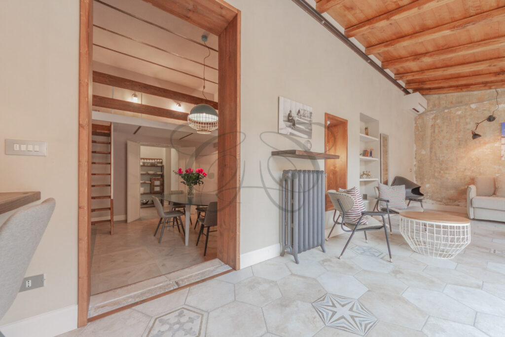 Sala da pranzo con soppalco in attico arredato e affittato da Class & Country Homes a Roma.