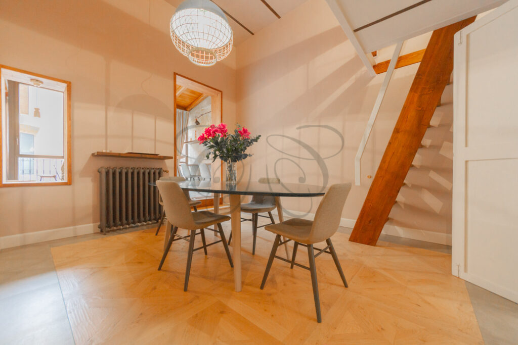 Sala da pranzo con soppalco in attico arredato e affittato da Class & Country Homes a Roma.