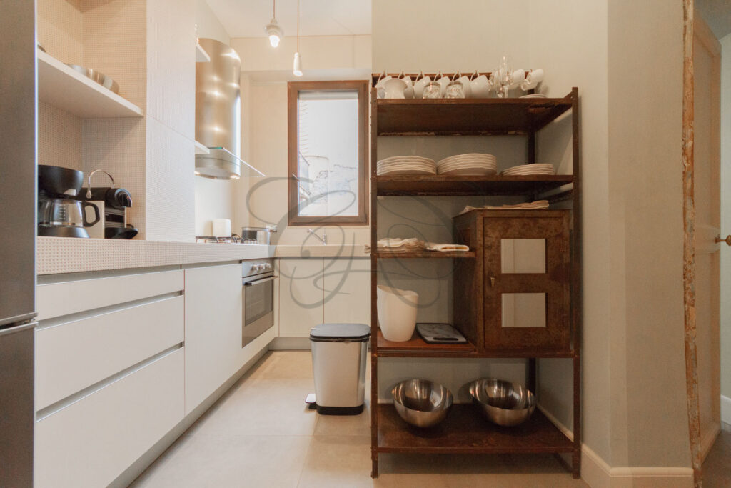 Cucina arredata di design in appartamento di lusso affittato da Class & Country Homes.