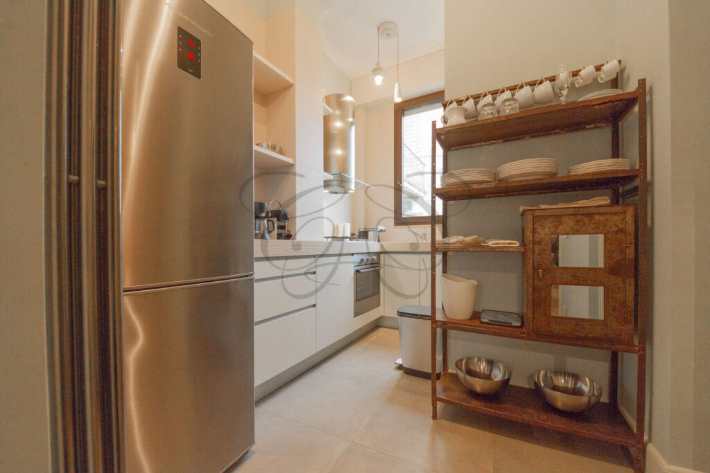 Cucina arredata di design in appartamento di lusso affittato da Class & Country Homes.