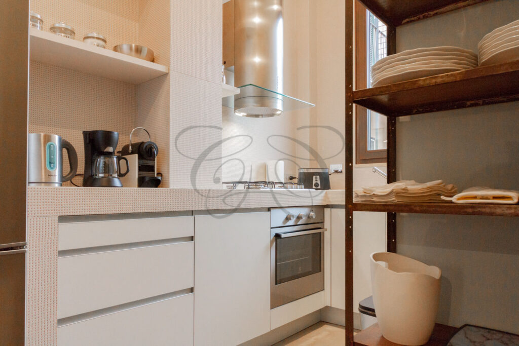 Cucina arredata di design in appartamento di lusso affittato da Class & Country Homes.