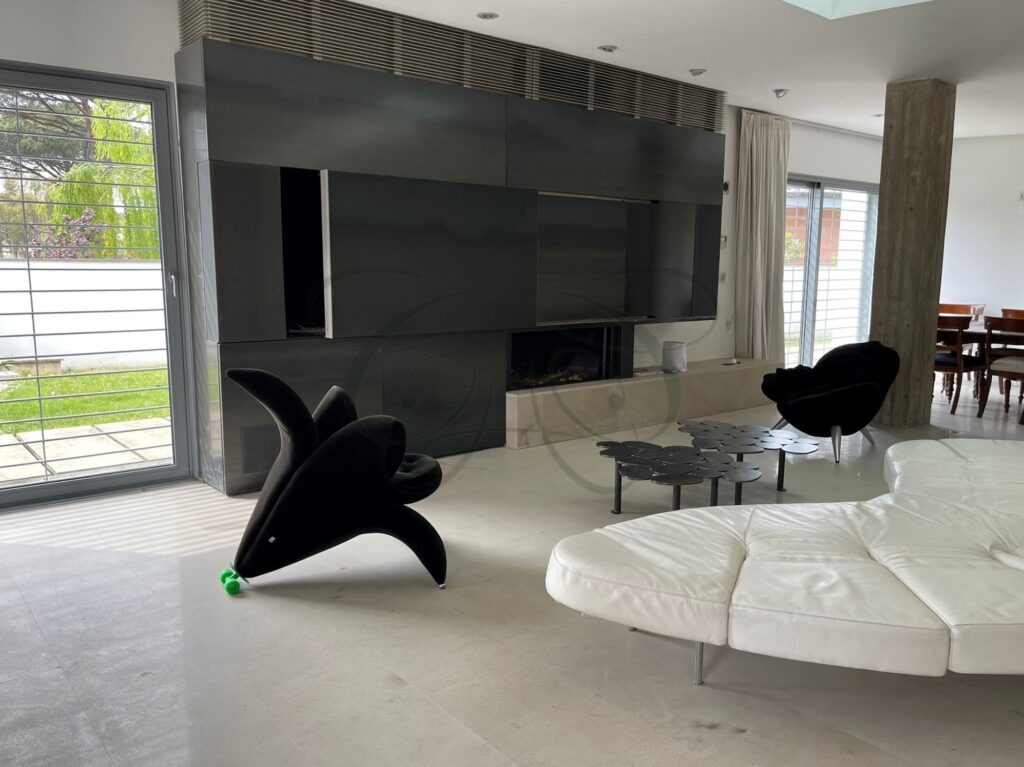 salone doppio con camino a gas in villa di design a Casal Palocco - Class & Country Homes.