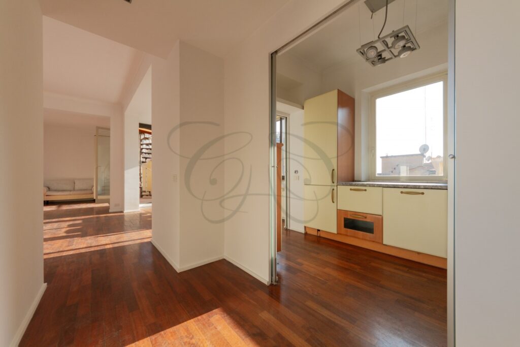 Cucina arredata in attico di lusso affittato da Class & Country Homes a Roma, zona Barberini.