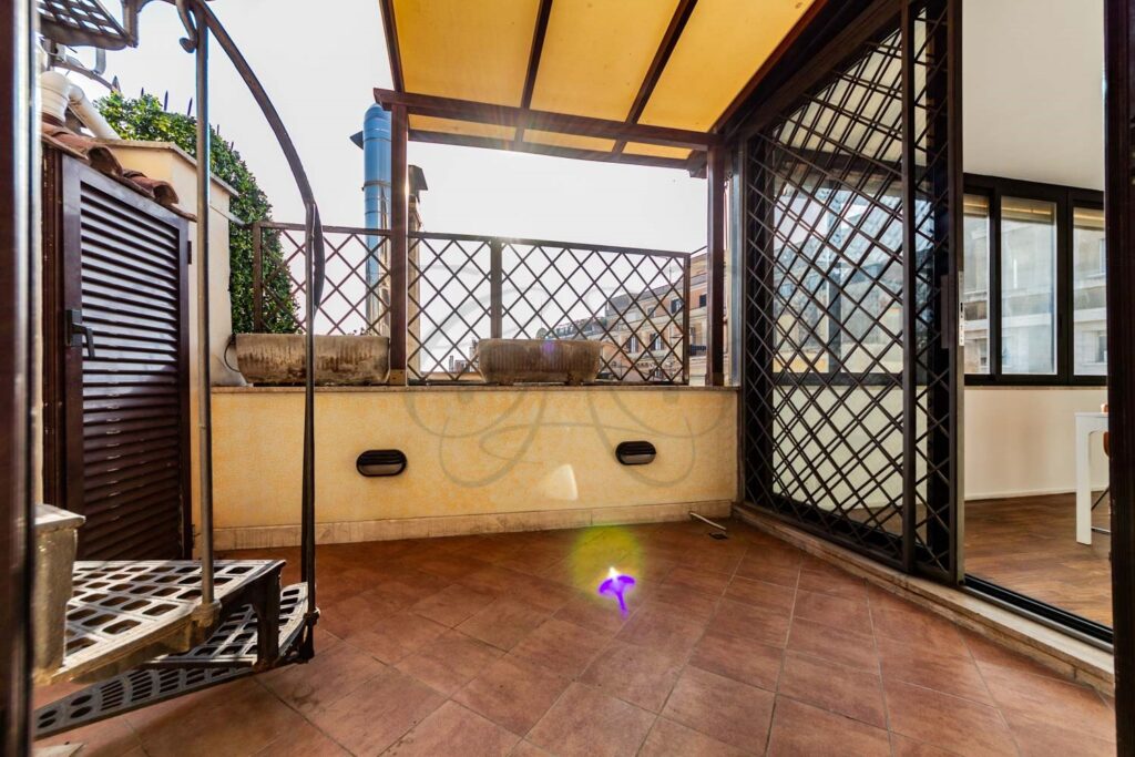 Terrazzo di 10 mq in attico di lusso affittato da Class & Country Homes a Roma, Piazza Barberini.