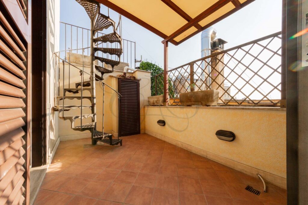 Terrazzo riservato in appartamento affittato da Class & Country Homes vicino Via Veneto.
