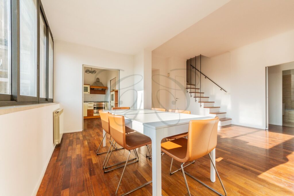 Luminoso salone con pavimenti in parquet in attico d'epoca affittato da Class & Country Homes a Roma.