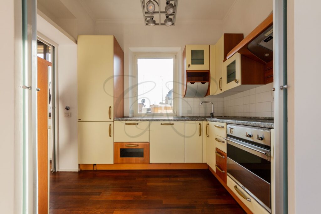 Cucina funzionale in appartamento affittato da Class & Country Homes nel centro di Roma.