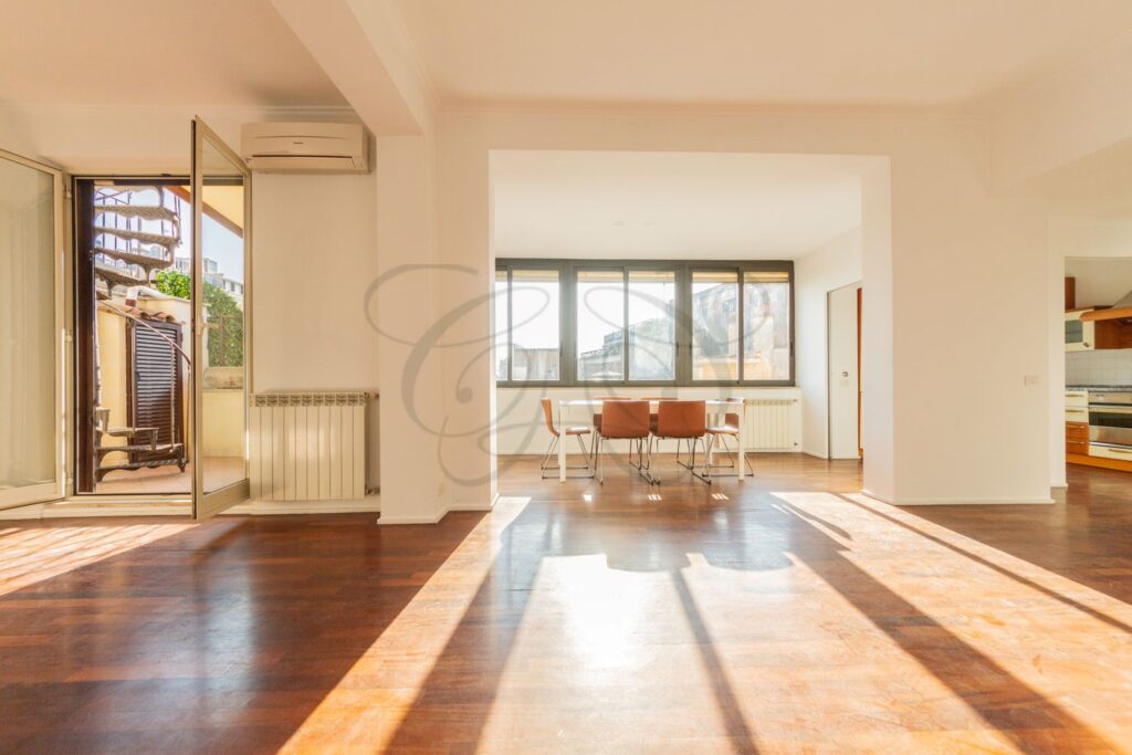 Luminoso salone con pavimenti in parquet in attico d'epoca affittato da Class & Country Homes a Roma.