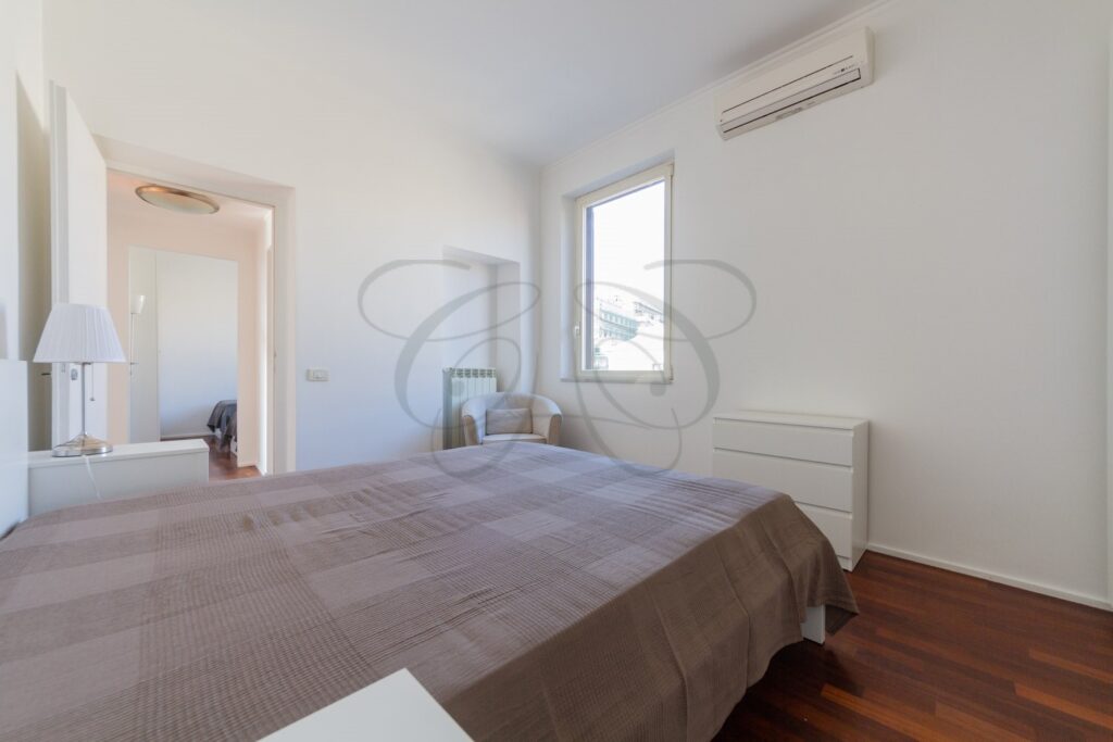 Seconda camera da letto in attico affittato da Class & Country Homes in zona Via Veneto.