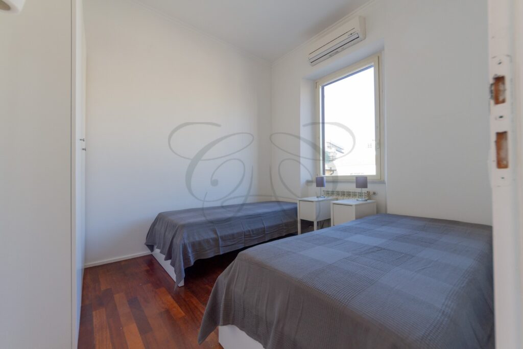Camera da letto con pavimento in parquet in attico affittato da Class & Country Homes.