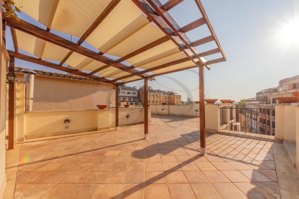 Grande terrazza panoramica di un attico di lusso affittato da Class & Country Homes a Roma, zona Barberini.