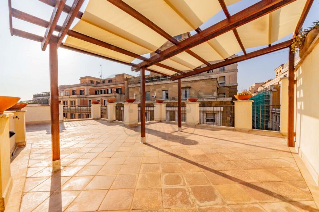Grande terrazza per ricevimenti in attico affittato da Class & Country Homes vicino Via Veneto.