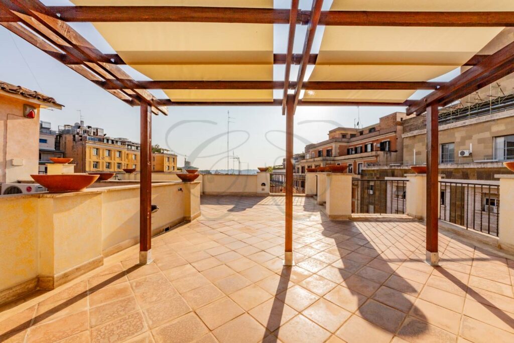 Grande terrazza panoramica di un attico di lusso affittato da Class & Country Homes a Roma, zona Barberini.