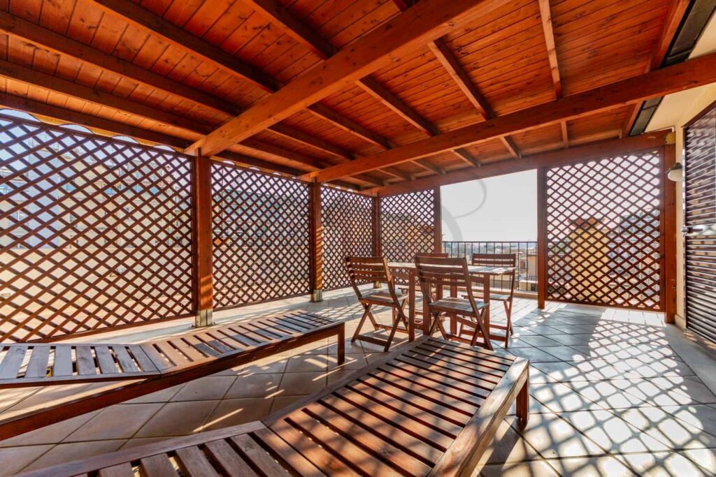 Terrazza con veranda coperta in attico di lusso affittato da Class & Country Homes a Roma.