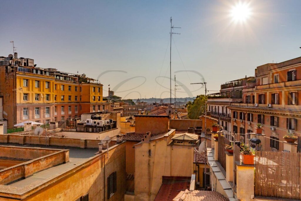 Vista panoramica su Roma dalla terrazza di un attico affittato da Class & Country Homes.