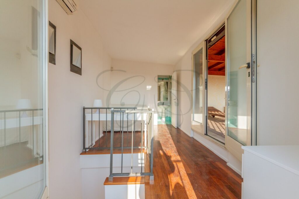 Una delle camere da letto in attico di 125 mq affittato da Class & Country Homes
