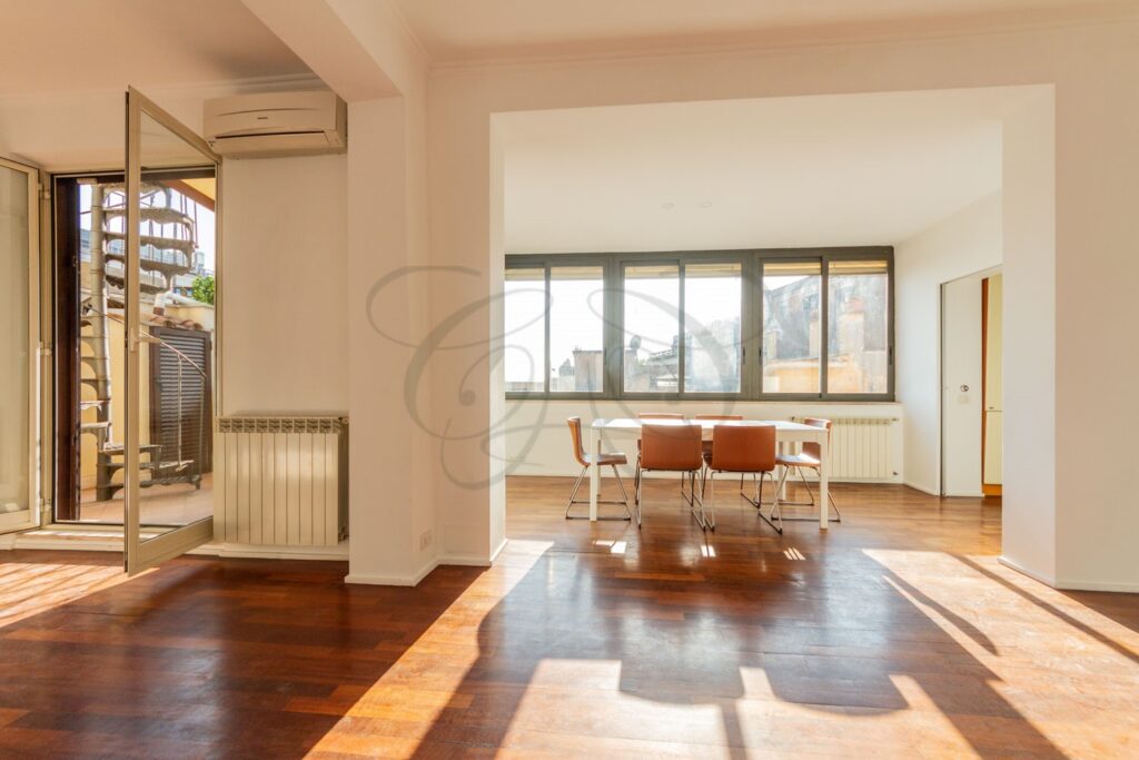 Salone di un attico di 125 mq affittato da Class & Country Homes nel centro di Roma.
