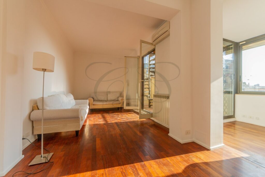 Salone di rappresentanza con parquet in attico di lusso affittato da Class & Country Homes a Roma, zona Piazza Barberini.
