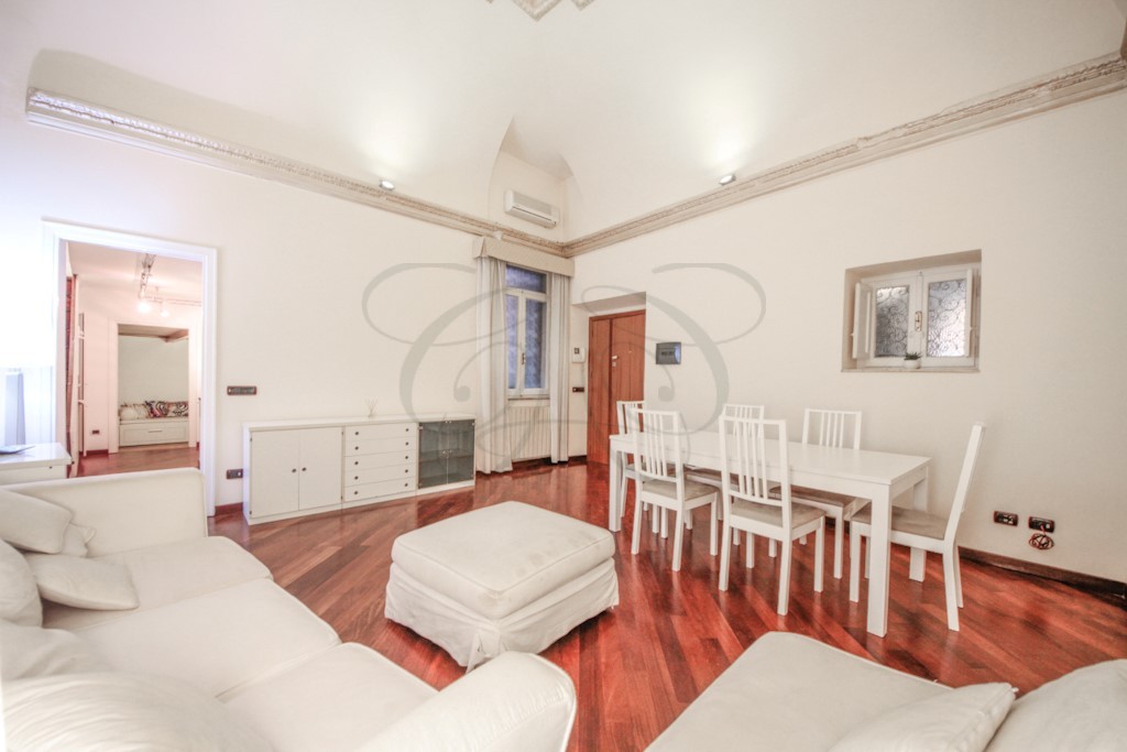 Apartments for Sale Rome Italy: Beautiful House with Courtyard in Historic Center