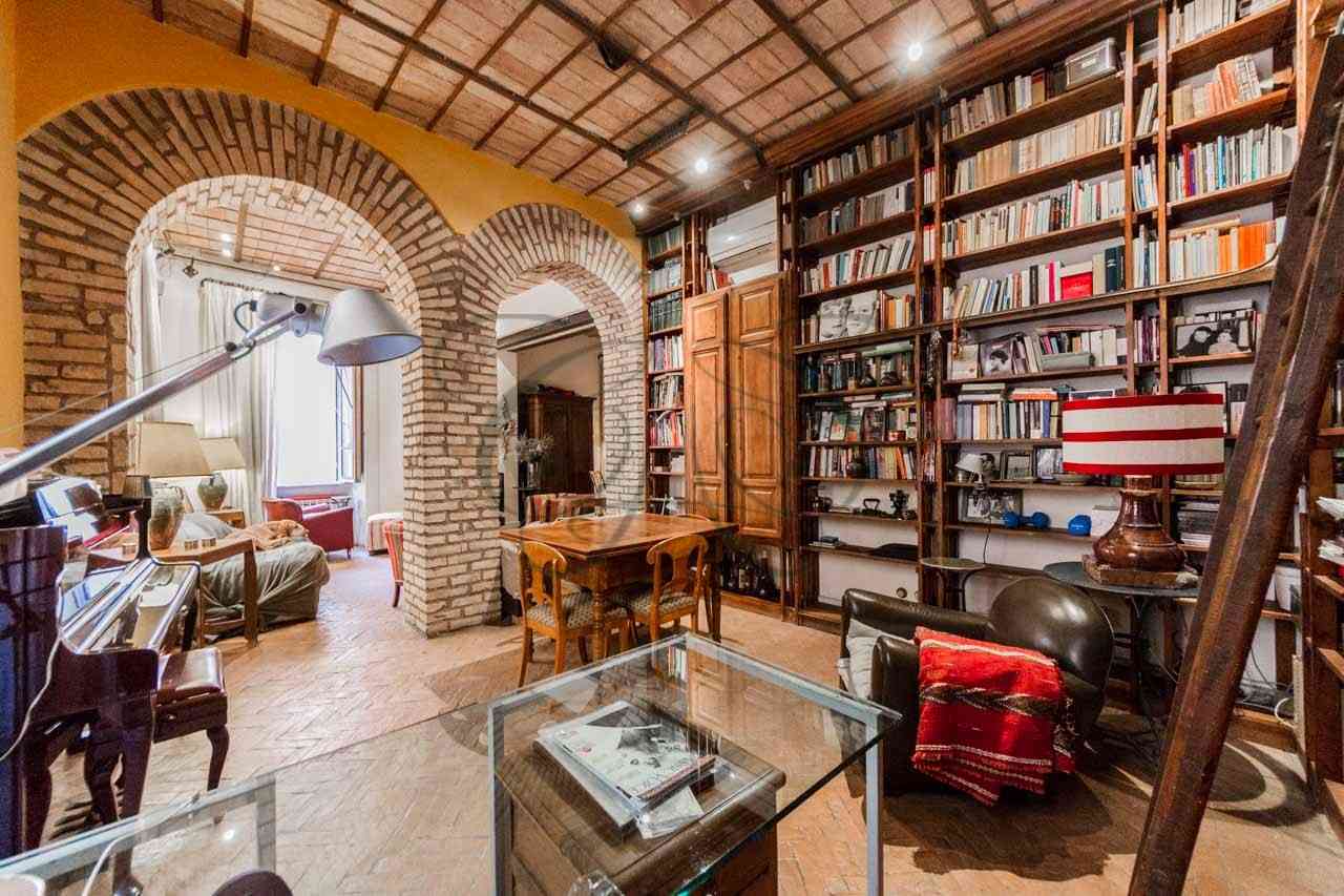 Appartamento in Vendita Monti Roma: Esclusiva Proprietà con Terrazzo