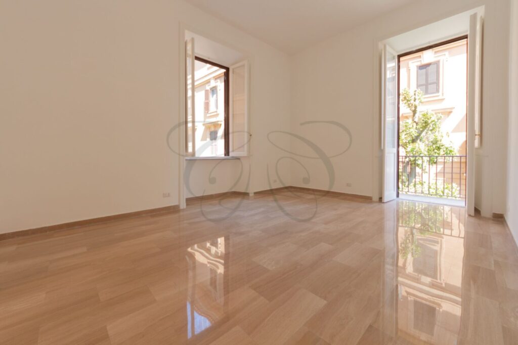 Camera da letto padronale con balcone in appartamento di lusso affittato da Class & Country Homes a Roma Pinciano.