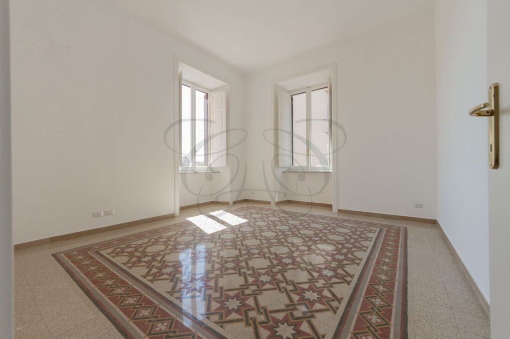 Pavimento in marmo e alla veneziana in appartamento d'epoca affittato da Class & Country Homes a Roma.