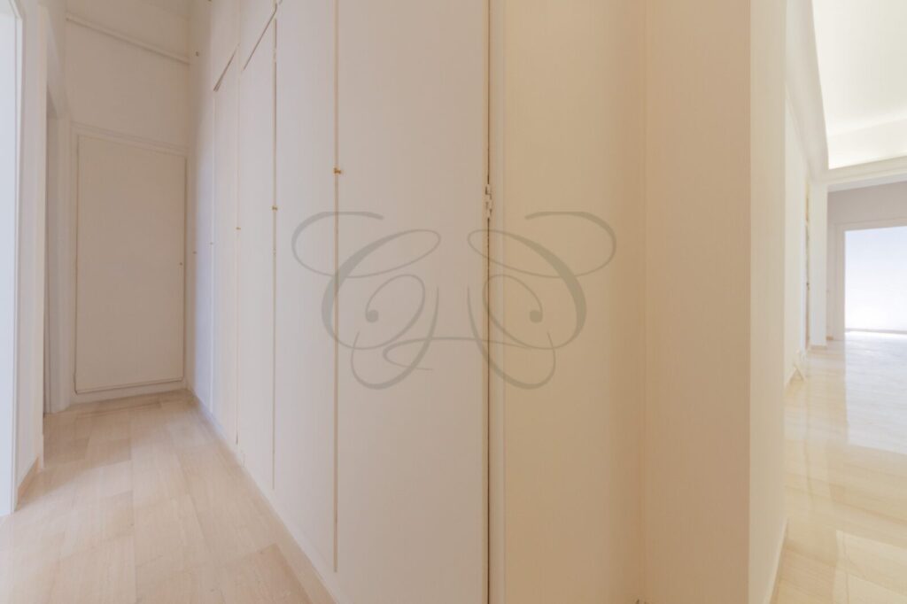 Camera da letto con pavimento in parquet in appartamento di prestigio affittato da Class & Country Homes a Roma.