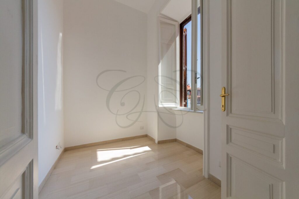Stanza studio o cabina armadio in appartamento con tre camere affittato da Class & Country Homes a Roma.