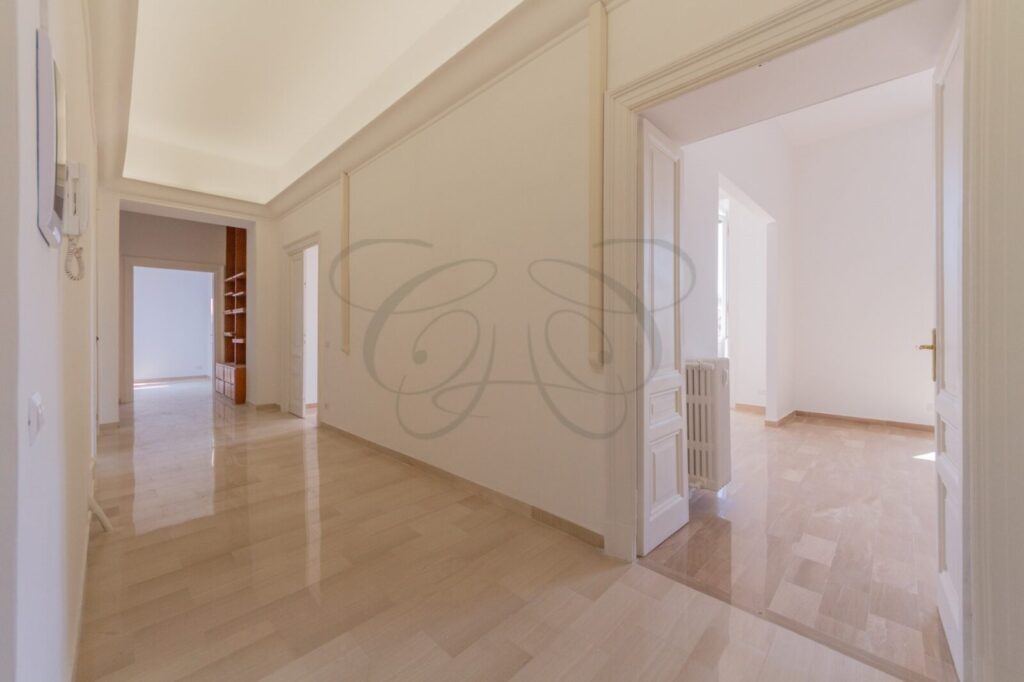 Ingresso di un appartamento di 175 mq affittato da Class & Country Homes nel quartiere Pinciano.