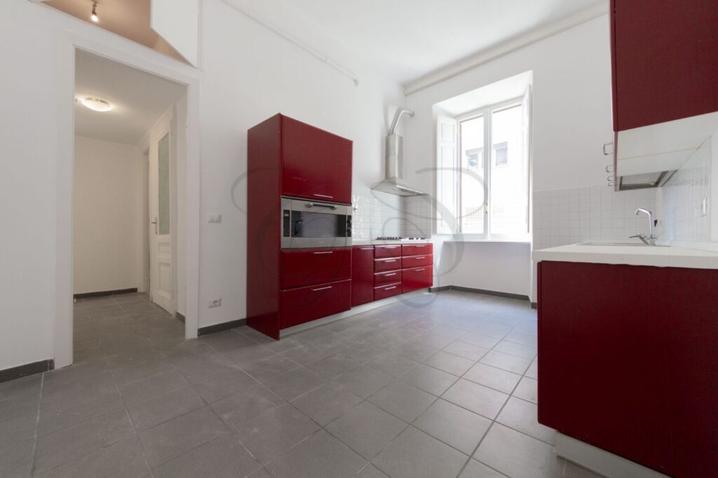 Dettaglio di una cucina di design in un appartamento di lusso affittato da Class & Country Homes a Roma.