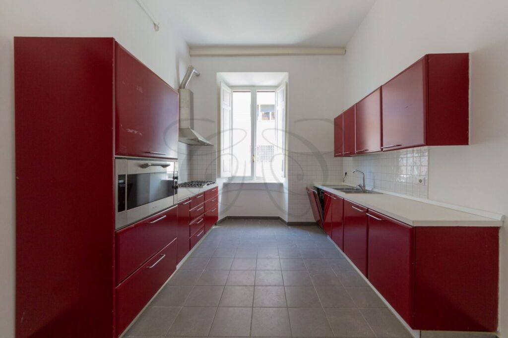 Cucina moderna con elettrodomestici di alta gamma in appartamento affittato da Class & Country Homes a Roma Pinciano.
