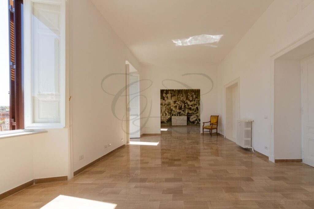 Pavimento in marmo lucidato nel salone di un appartamento d'epoca affittato da Class & Country Homes a Roma.
