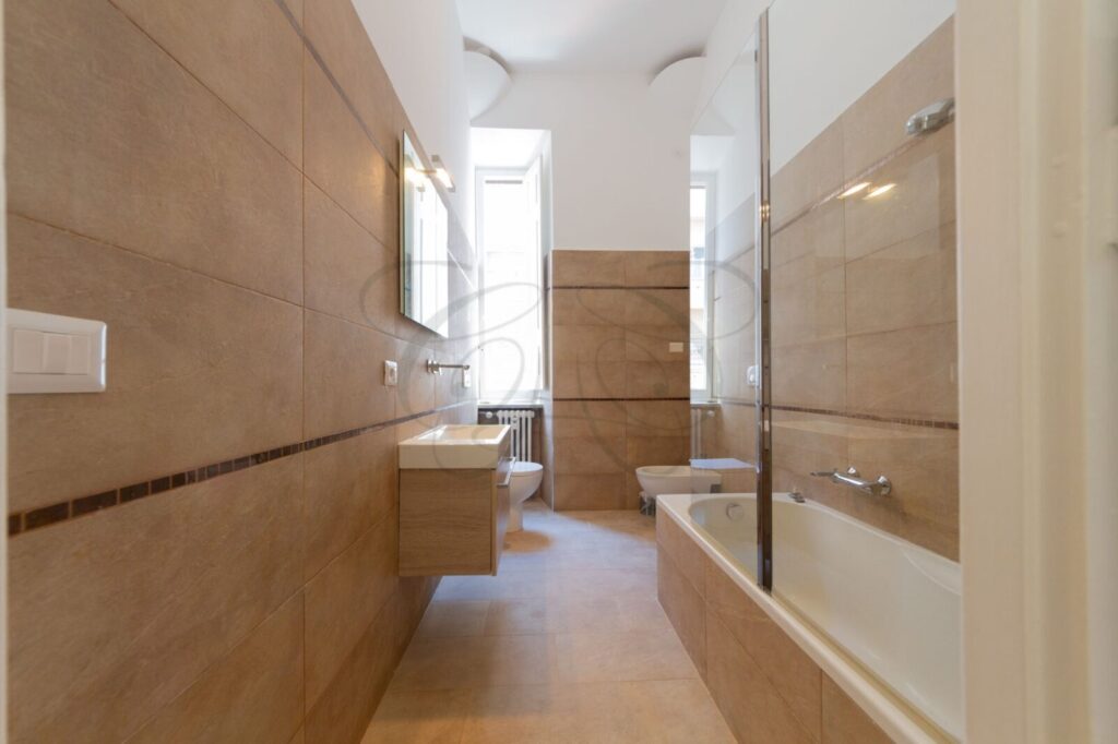 Dettaglio del bagno o del walk-in closet in appartamento ristrutturato e affittato a Roma da Class & Country Homes.