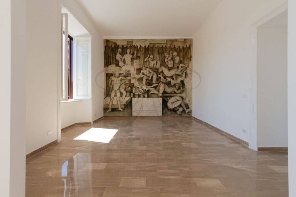 Salone luminoso con accesso al balcone in appartamento affittato da Class & Country Homes a Roma Pinciano.