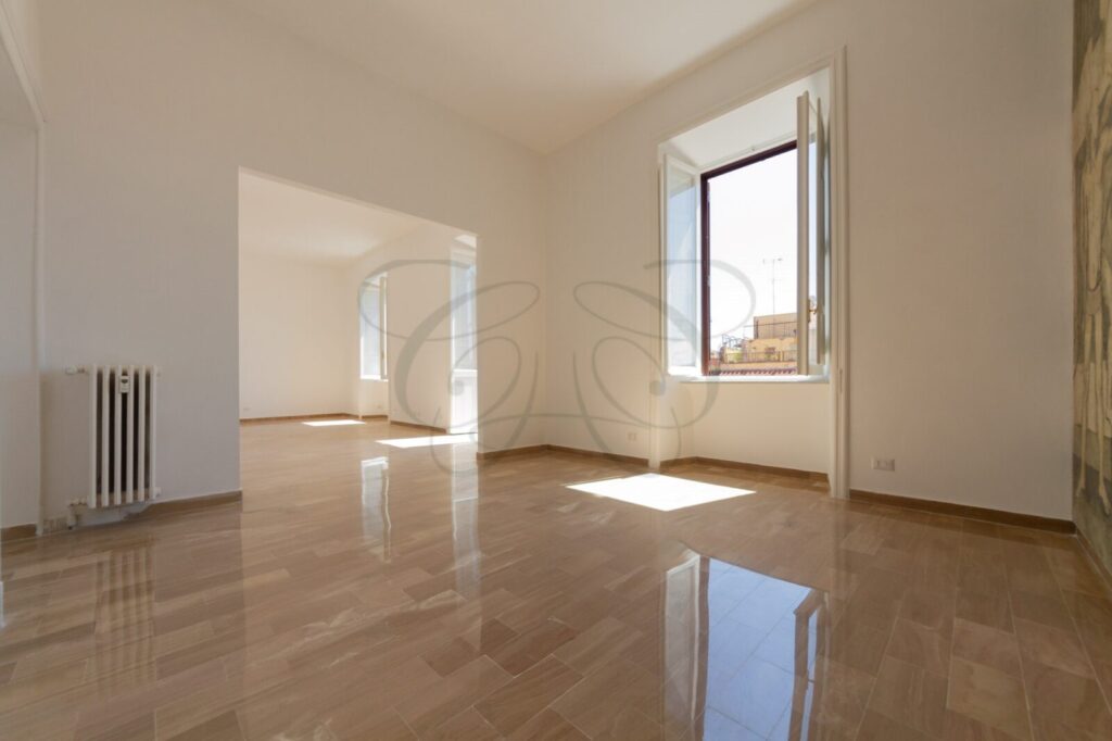 Ampio e luminoso salone doppio in appartamento di 175 mq affittato da Class & Country Homes a Roma.