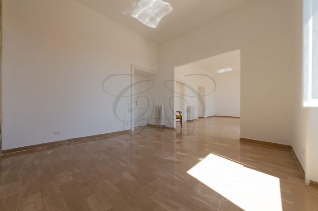 Salone luminoso con accesso al balcone in appartamento affittato da Class & Country Homes a Roma Pinciano.