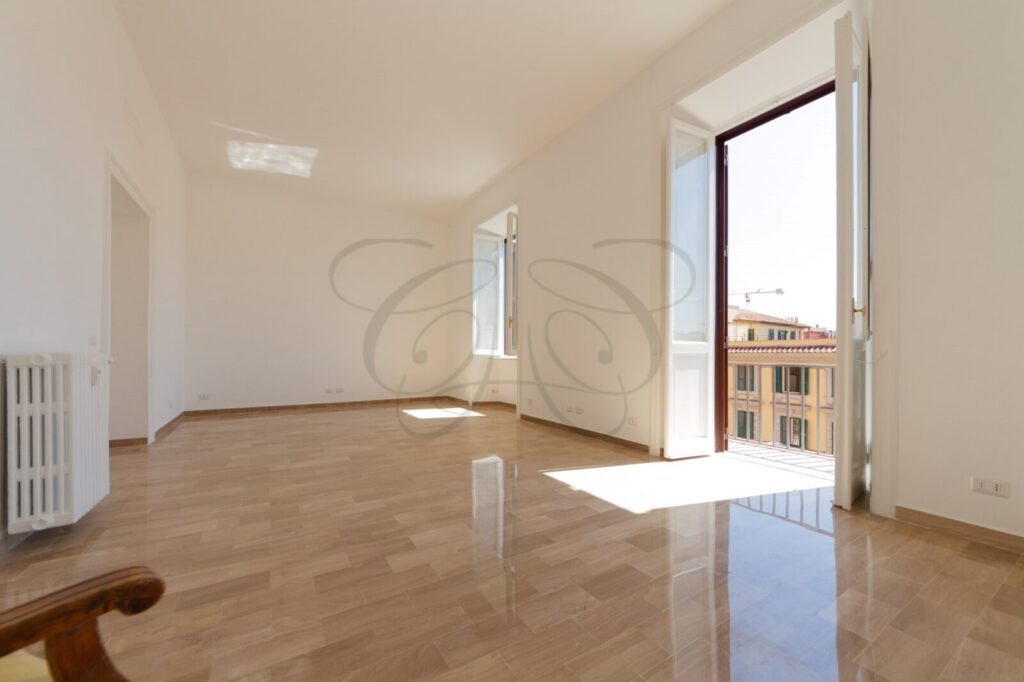 Ampio e luminoso salone doppio in appartamento di 175 mq affittato da Class & Country Homes a Roma.