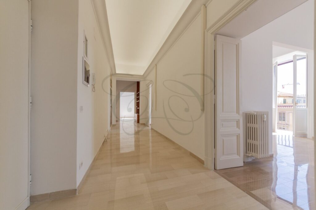 Ingresso di un appartamento di 175 mq affittato da Class & Country Homes nel quartiere Pinciano.