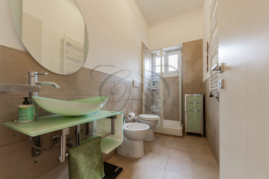 vendita appartamento monteverde, bagno, doccia, affittato da Class & Country Homes