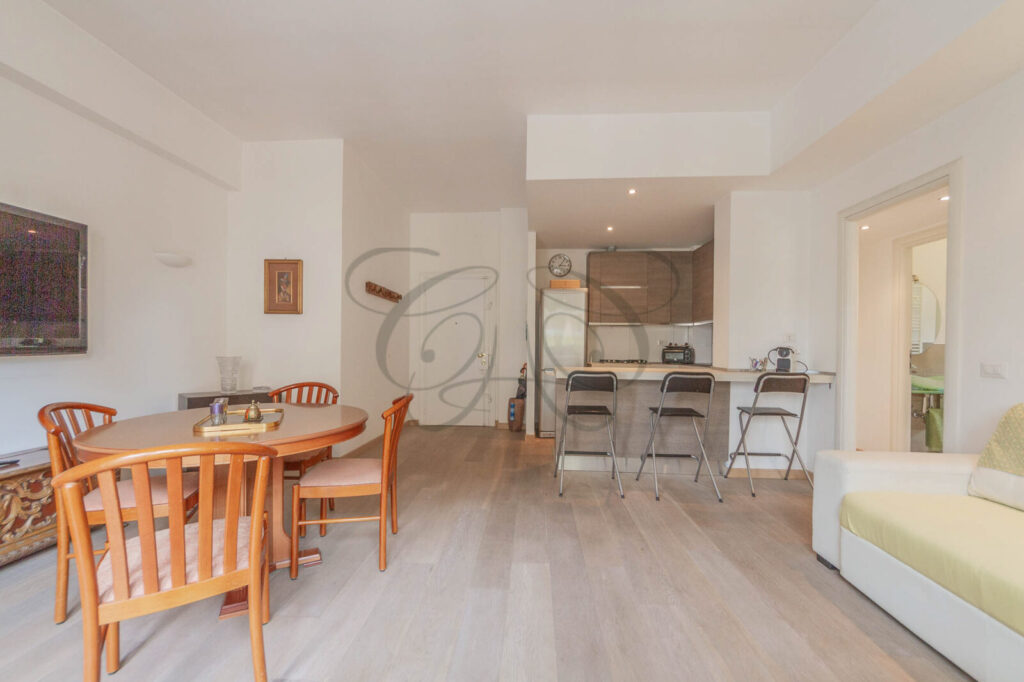 vendita appartamento monteverde, soggiorno, balcone, vista esterna, affittato da Class & Country Homes