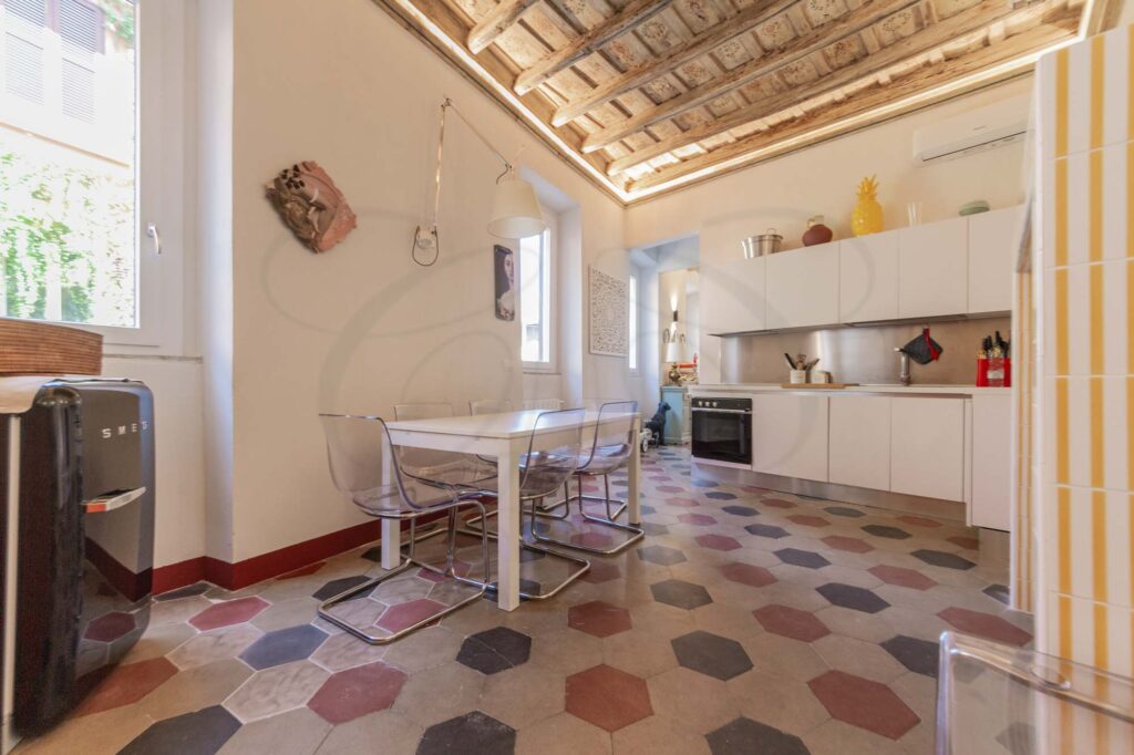 Salone luminoso con cinque finestre e vista su Trastevere, in un appartamento venduto da Class & Country Homes