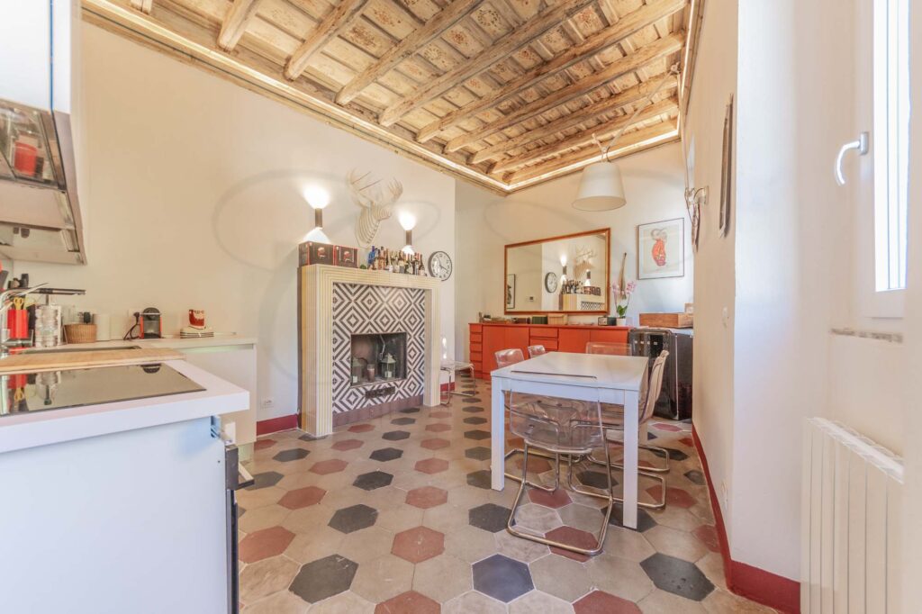 Camino d'epoca restaurato in chiave moderna, in un appartamento di lusso venduto da Class & Country Homes.
