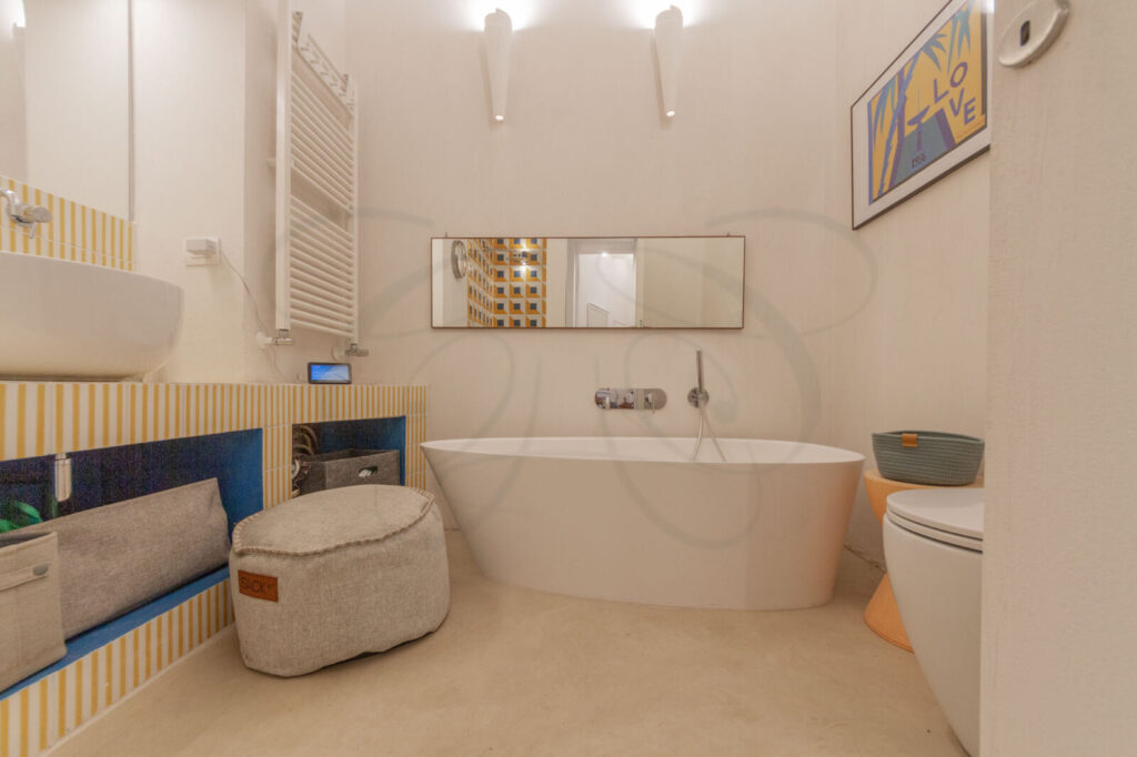 Bagno padronale con doccia e parete in vetro fumé, in un appartamento venduto da Class & Country Homes.