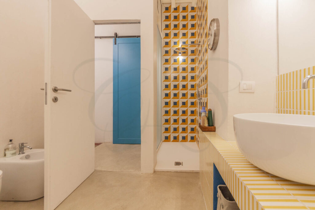 Uno dei due bagni moderni in un appartamento di lusso venduto da Class & Country Homes a Trastevere.