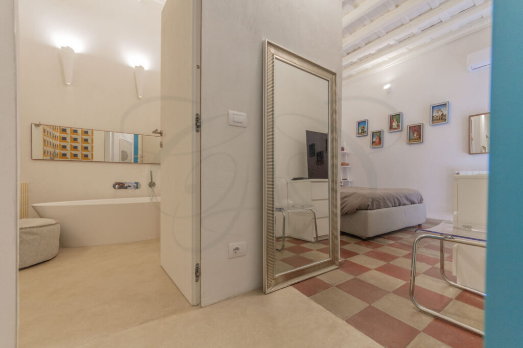 Suite padronale di un appartamento di lusso venduto da Class & Country Homes a Roma, Trastevere.