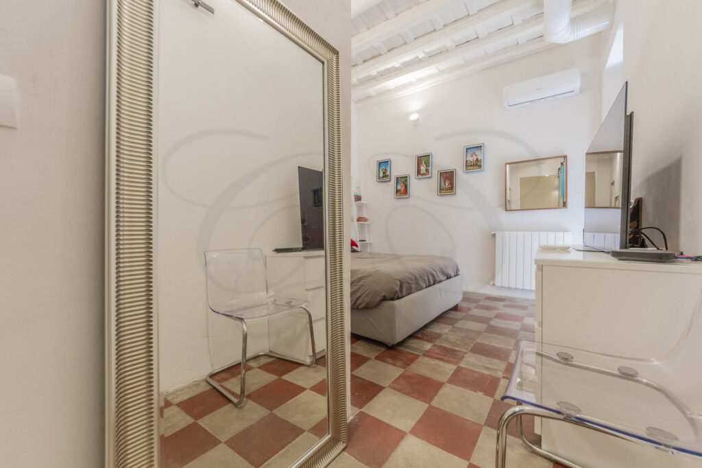 Suite padronale di un appartamento di lusso venduto da Class & Country Homes a Roma, Trastevere.